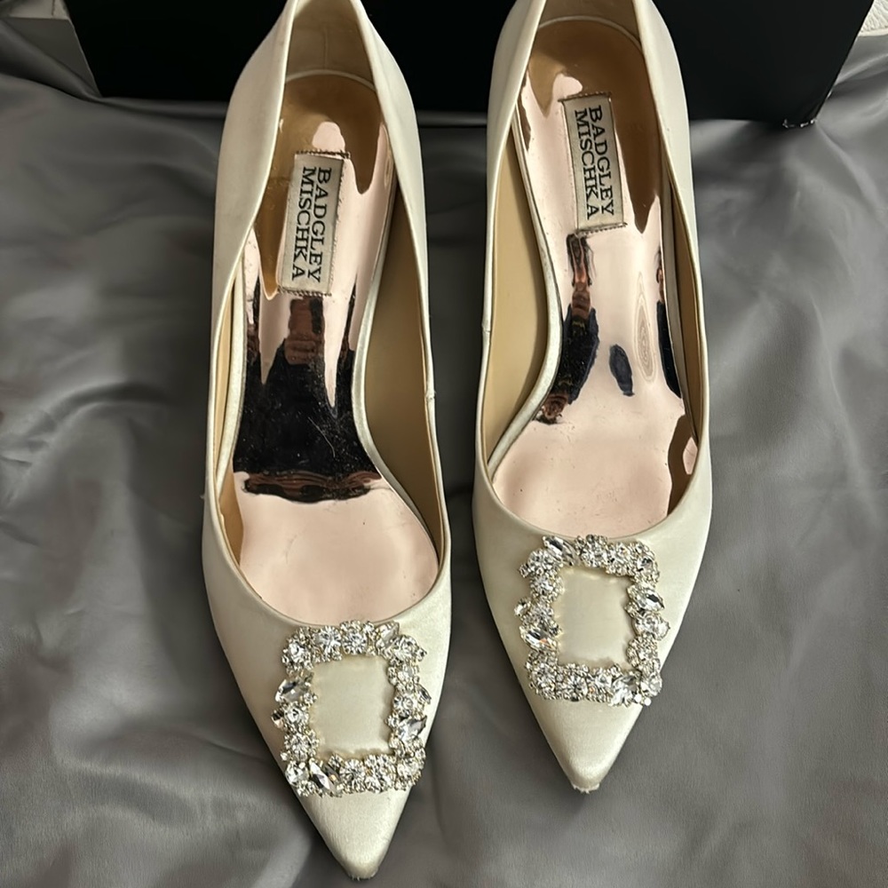 Badgley Mischka Carrie 8 1/2 champagne Heels